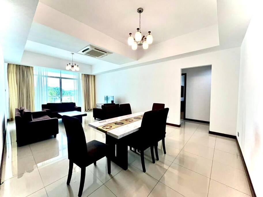 Bay Resort Condominium 3-Bedrooms With Swimming Pool Near The Seaside Miri Exterior photo