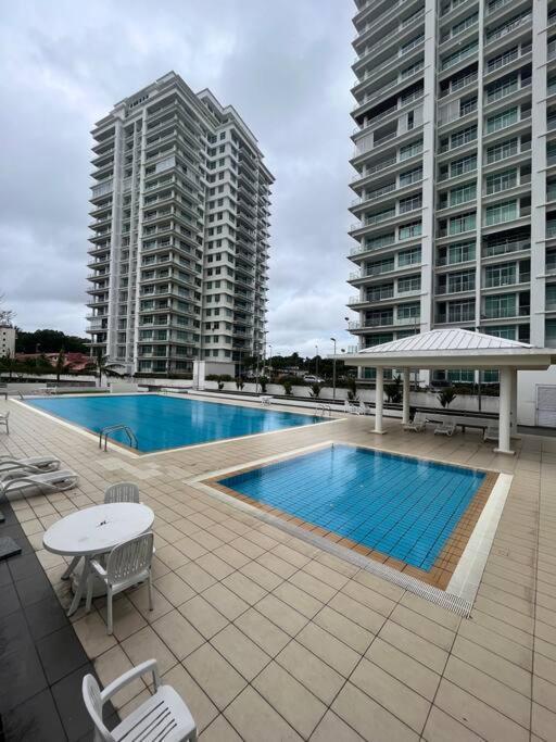Bay Resort Condominium 3-Bedrooms With Swimming Pool Near The Seaside Miri Exterior photo